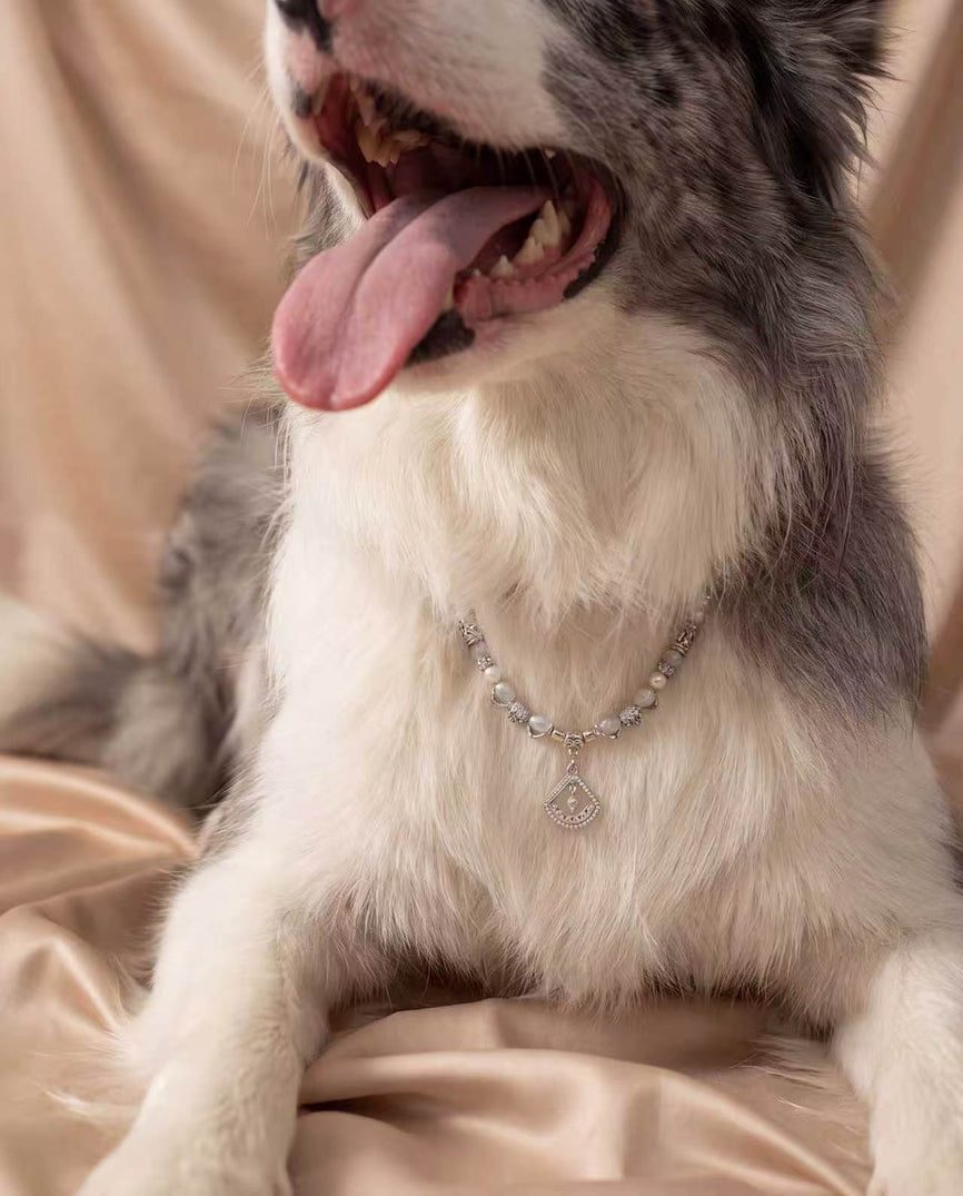 Elegant crystal dog necklace with pearl-effect beads from the Healing Companionship collection